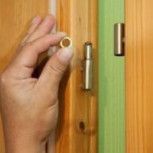 Как смазать петли межкомнатных дверей